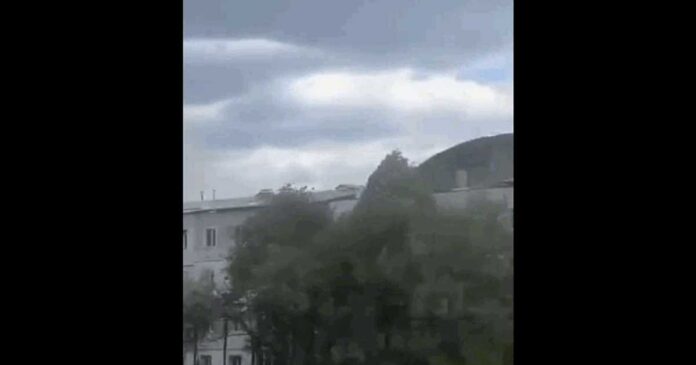 Momentul tragic în care vântul puternic a smuls acoperișul unui bloc din Huși, iar bucata desprinsă a lovit mortal un bărbat