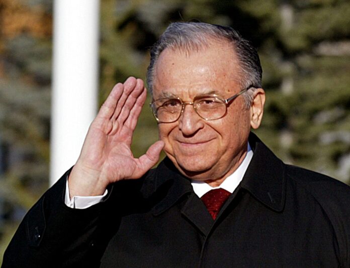 Moțiunea PSD – AUR: Cioc, cioc, sunt Ion Iliescu și vă bântui