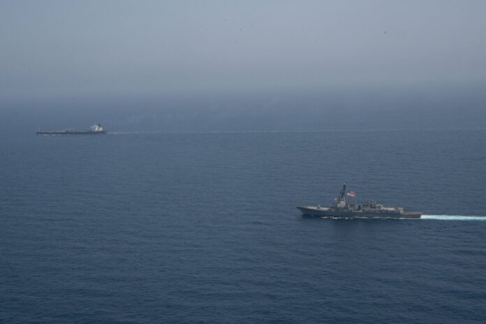 Navă comercială interceptată de Marina SUA în Marea Arabiei: 37 de nave au fost redirecționate de la începutul blocadei