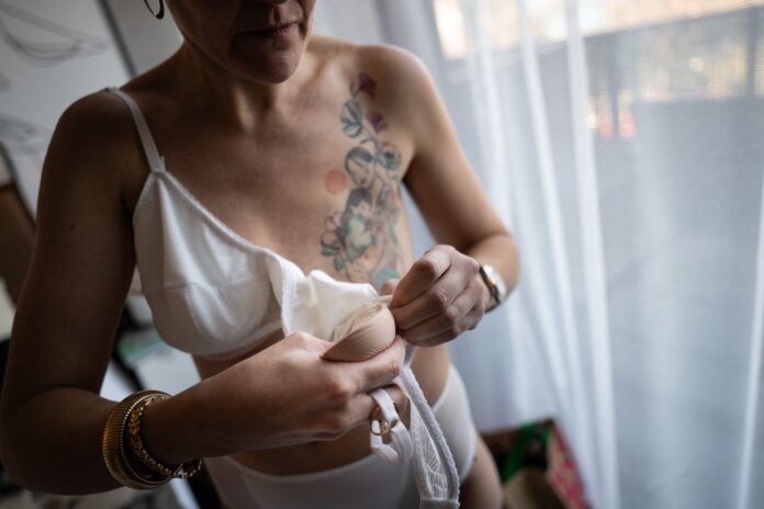 O italiancă s-a luptat șapte ani cu un cancer pe care nu-l avea: asistentă i-a schimbat din greșeală o probă, i s-a extirpat un sân, iar acum cere daune de milioane de euro