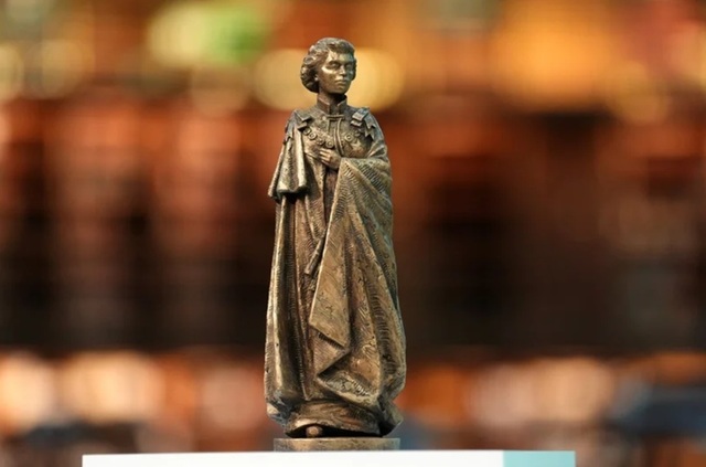 O statuie de bronz de șapte metri a Reginei Elisabeta a II-a, „în picioare, singură, magnifică și emblematică”, va fi ridicată la Londra într-un memorial finalizat până în 2028, cu ocazia centenarului nașterii fostei suverane