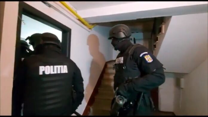 Percheziții în Vâlcea într-un dosar privind transmiterea ilegală online a unor meciuri de fotbal. Ancheta vizează și venituri din reclame