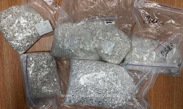 Peste 15 kilograme de argint, sub formă de granule, descoperite în mașina unui cetățean ucrainean, la punctul de trecere a frontierei Halmeu - FOTO