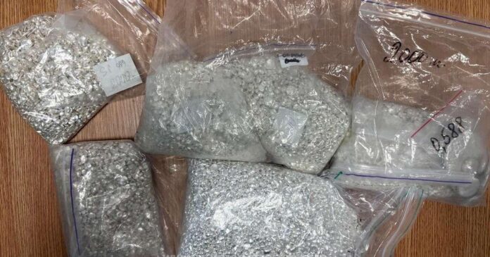 Peste 15 kilograme de argint, sub formă de granule, descoperite la graniță într-un microbuz al unui cetățean ucrainean