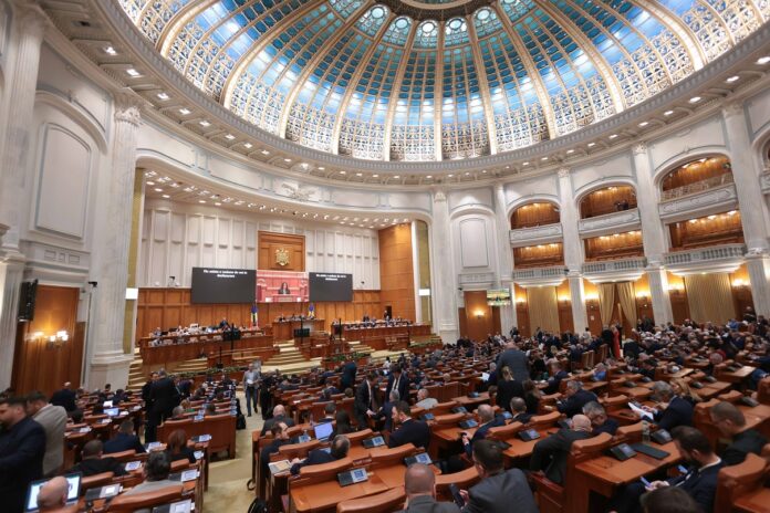 Petrișor Peiu, liderul grupului AUR din Senat, citește moțiunea de cenzură inițiată de PSD și AUR în plenul Parlamentului, un ultim pas procedural înaintea votării acesteia