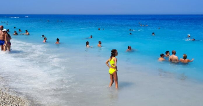 Plaje spectaculoase din Grecia care intră sub reguli dure din cauza turismului excesiv: Lefkada este vizată de măsuri noi