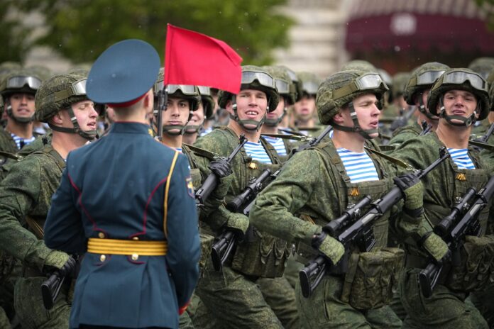 Rusia anunță paradă militară de 9 mai fără coloane de echipamente, din cauza războiului din Ucraina