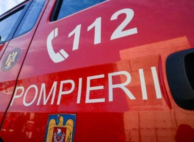 Satu Mare: Incendiu violent la un atelier auto în localitatea Decebal – Pericol de extindere din cauza vântului puternic
