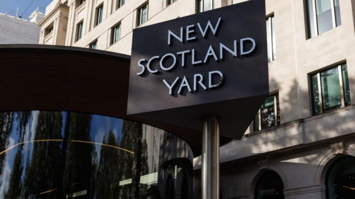 Scotland Yard și-a spionat propriii polițiști cu AI de la Palantir: Trei ofițeri arestați, sute anchetați pentru corupție