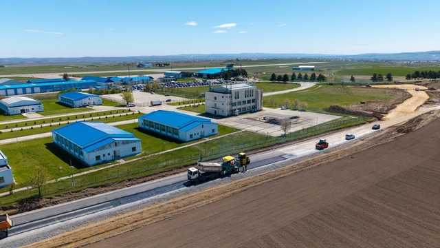 Șeful Consiliului Județean Suceava anunță începerea asfaltării noului drum de legătură de 5 km între municipiu și aeroport, investiție de 24 milioane lei