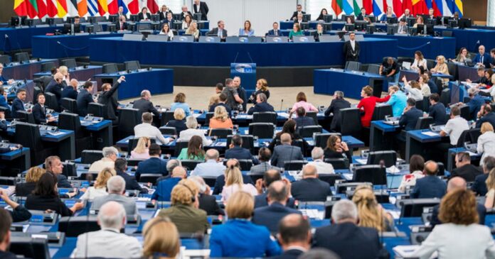 Situația politică din România, motiv de dispută în Parlamentul European: Reproșurile dintre liderul PPE și șefa socialiștilor