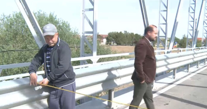 Situație paradoxală în Arad: Podul reabilitat, prea îngust, încurcă circulația – fermierii ocolesc zeci de kilometri sau trec prin apă