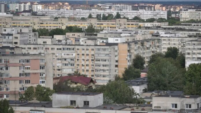 TERMO status: Azi e rău de tot la duș în Berceni, unde se schimbă țevi, deci se dârdâie. În tot Bucureștiul e un număr uriaș de blocuri fără apă caldă: peste 1.700
