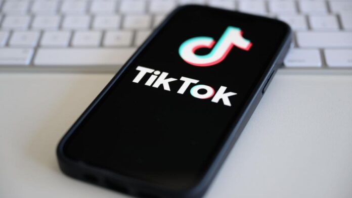 TikTok și Visa lansează un card de debit pentru creatorii de conținut: Cum funcționează și ce probleme rezolvă