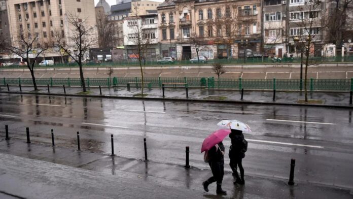Toamna-și vâră coada în ultimele zile de aprilie din București. Se întorc ploile, temperaturile scăzute și vântul. Prognoza ANM până duminică și meteo-tendințe de după