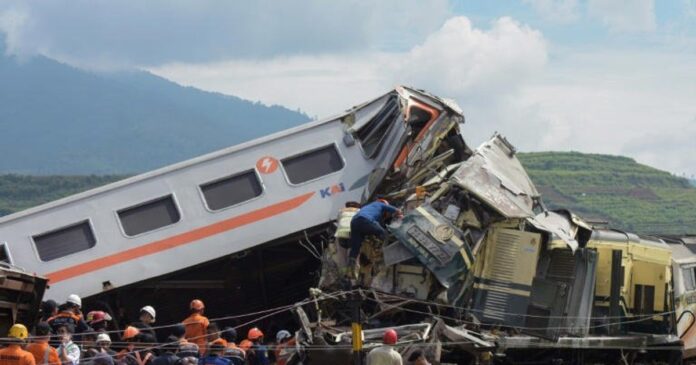 Tragedie feroviară în Indonezia: cel puțin 14 morți într-o coliziune între trenuri