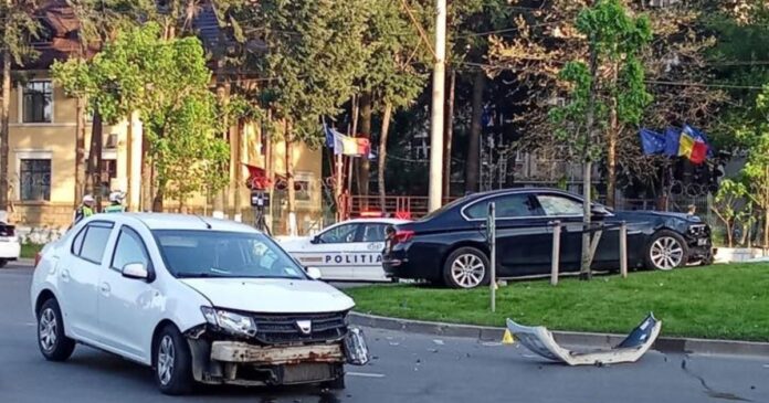 Trei minori, la spital după ce au fost loviți de o mașină proiectată pe un scuar, în Drumul Taberei