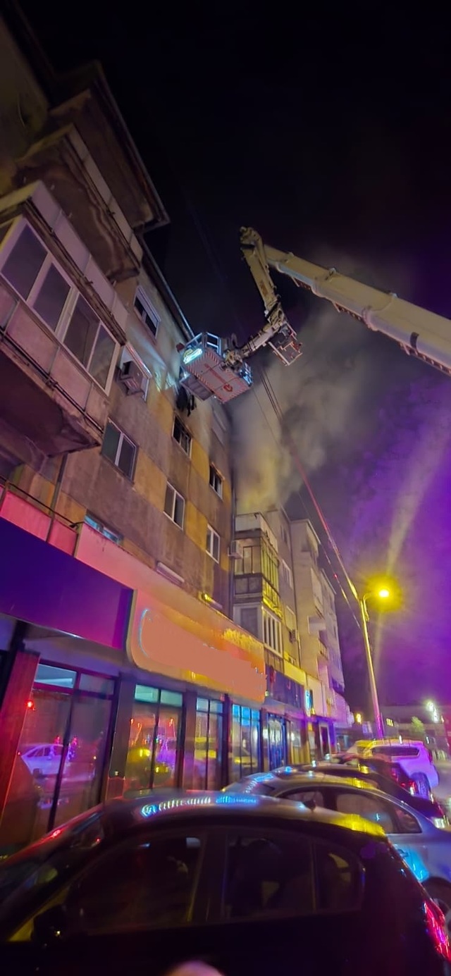 Trei persoane, duse la spital în urma unui incendiu izbucnit într-un bloc din Oradea. Mai mulți locatari, evacuați cu autoscara. Focul a pornit de la o lumânare lăsată nesupravegheată - FOTO, VIDEO