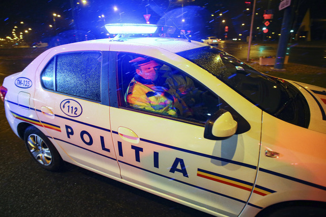 Tulcea: Anchetă a polițiștilor după ce un bărbat a fost bătut de persoane necunoscute în propria gospodărie; agresorii au provocat distrugeri la mașina victimei