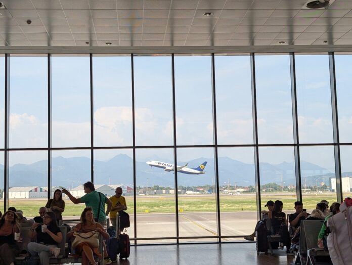 Turiștii scoțieni, îngrijorați din cauza reducerii numărului de zboruri de către companiile aeriene și a creșterii vertiginoase a prețurilor la combustibil