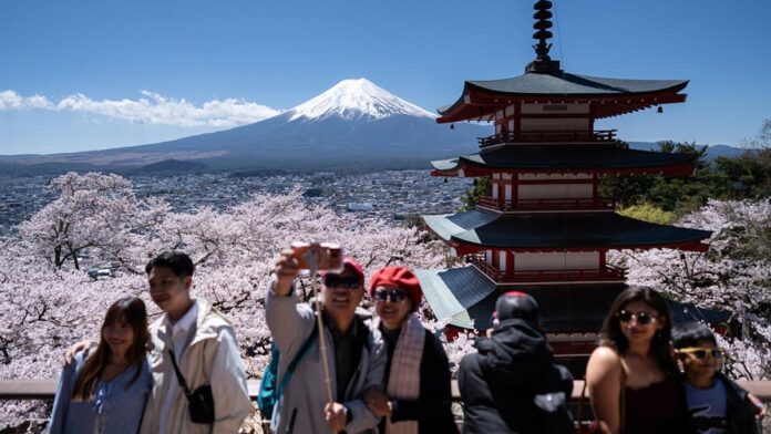 Un orășel japonez de la poalele Muntelui Fuji și-a anulat festivalul de cireși înfloriți ca să scape de turiști. N-a funcționat