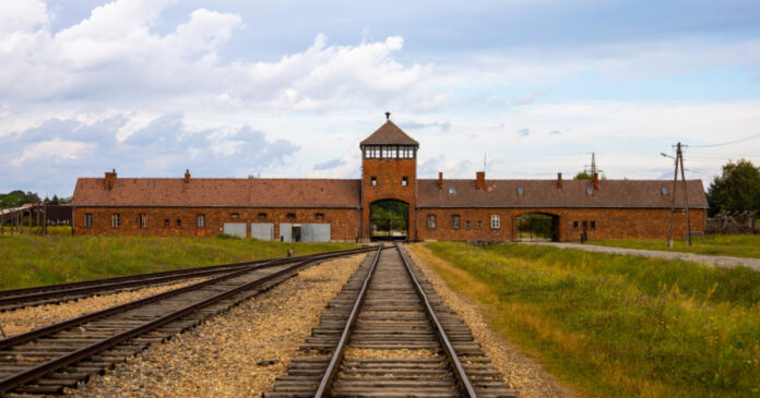 Un polițist german condamnat să viziteze Memorialul Auschwitz: Motivele deciziei judecătorești