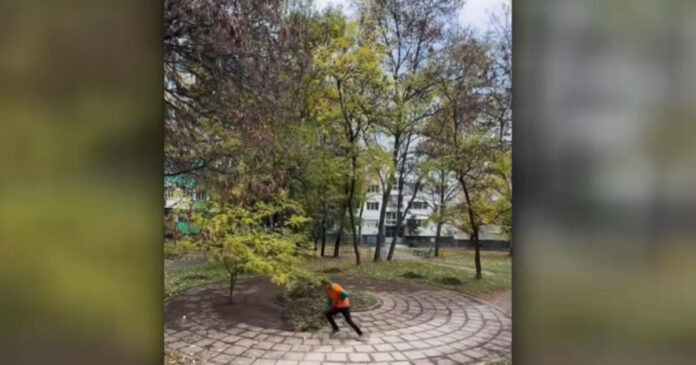 Un român din Vaslui, model de bun simț și hărnicie în Bulgaria: de ce petrece ore întregi curățând parcuri și alei