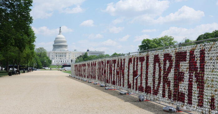 Un simbol cutremurător al copiilor răpiți din Ucraina: 20.000 de ursuleți de pluș, în Washington, în fața clădirii Capitoliului