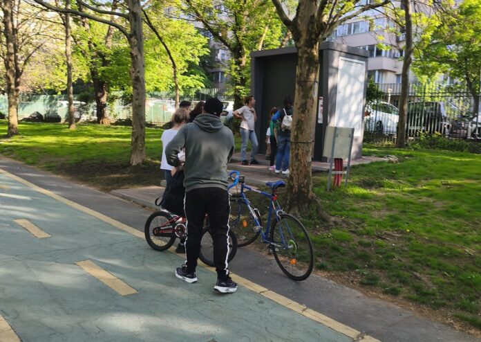 Unde în București e coadă mai mare decât la tigăi gratis? La WC, în Parcul IOR. Un bucureștean sub presiune îl invită pe dl. Negoiță la o experiență biologică intensă