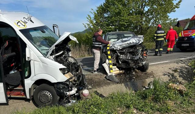 UPDATE - Maramureș: Accident rutier între autoturism și microbuz la ieșirea din Baia Sprie. 13 răniți, 10 transportați la spital. Planul roșu de intervenție, dezactivat