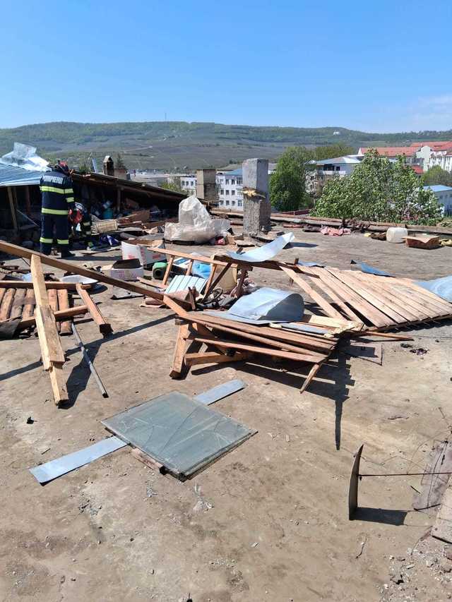 Vaslui: Bărbat decedat după ce un acoperiș smuls de vânt a căzut peste el - FOTO