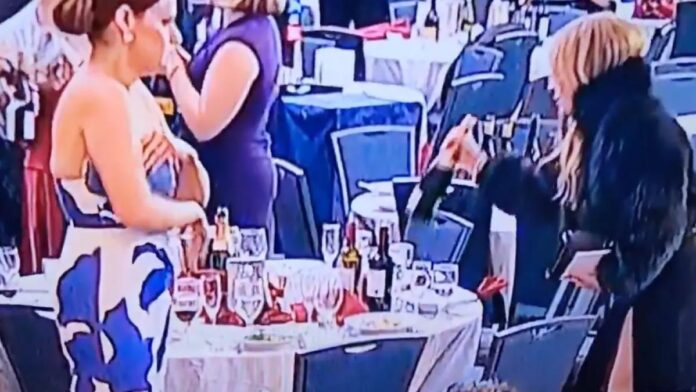 VIDEO: În haosul de la dineul corespondenților, o femeie a furat sticle de vin scumpe de pe mese