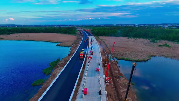 VIDEO | Moment-bornă pe cel mai dificil lot de pe A0 Nord: se așterne asfalt pe viaductul de peste Lacul Cernica. Care e stadiul lucrărilor