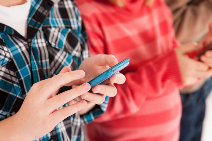 Vorbim mult mai puțin între noi decât acum 20 de ani. Iar cercetătorii spun că nu smartphone-ul e singurul vinovat