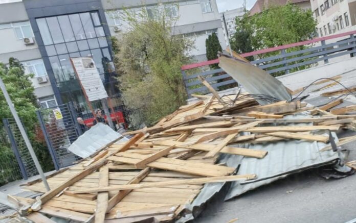 Vreme extremă chiar în aceste momente la Iași: rafale de vânt puternic, copaci doborâți și evenimente anulate