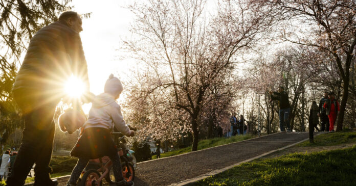 Weekend cu temperaturi de vară, dar și vânt puternic: prognoza meteo pentru următoarele zile