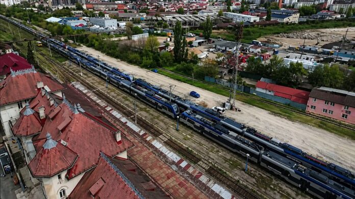 Zeci de trenuri noi PESA zac abandonate în Gara Obor, în timp ce din Gara de Nord pleacă garnituri vechi de pe vremea străbunilor. Pro Infrastructură explică motivele